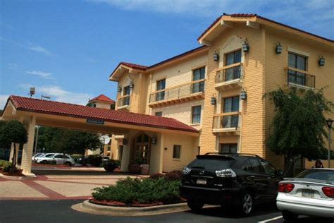 charlotte airport to quality inn university area